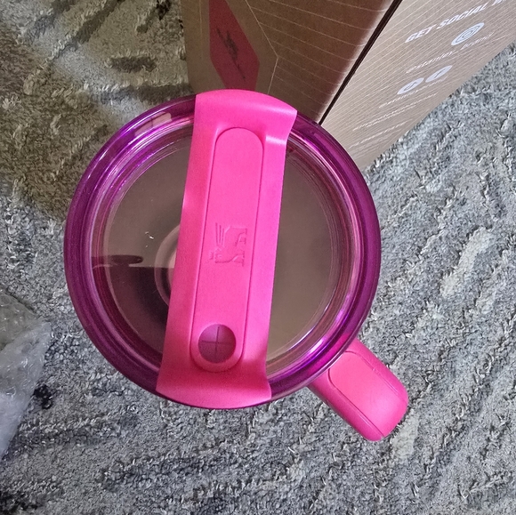 EXCLUSIVE MUST-HAVE Stanley x Hello Kitty 40 oz Quencher H2.0 Tumbler - Picture 8 of 12